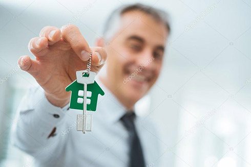 real-estate-agent-holding-house-keys